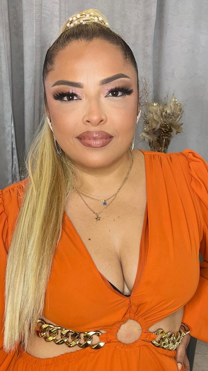 Yisell La Voz Rosa - retrato oficial de la cantante vallenata femenina