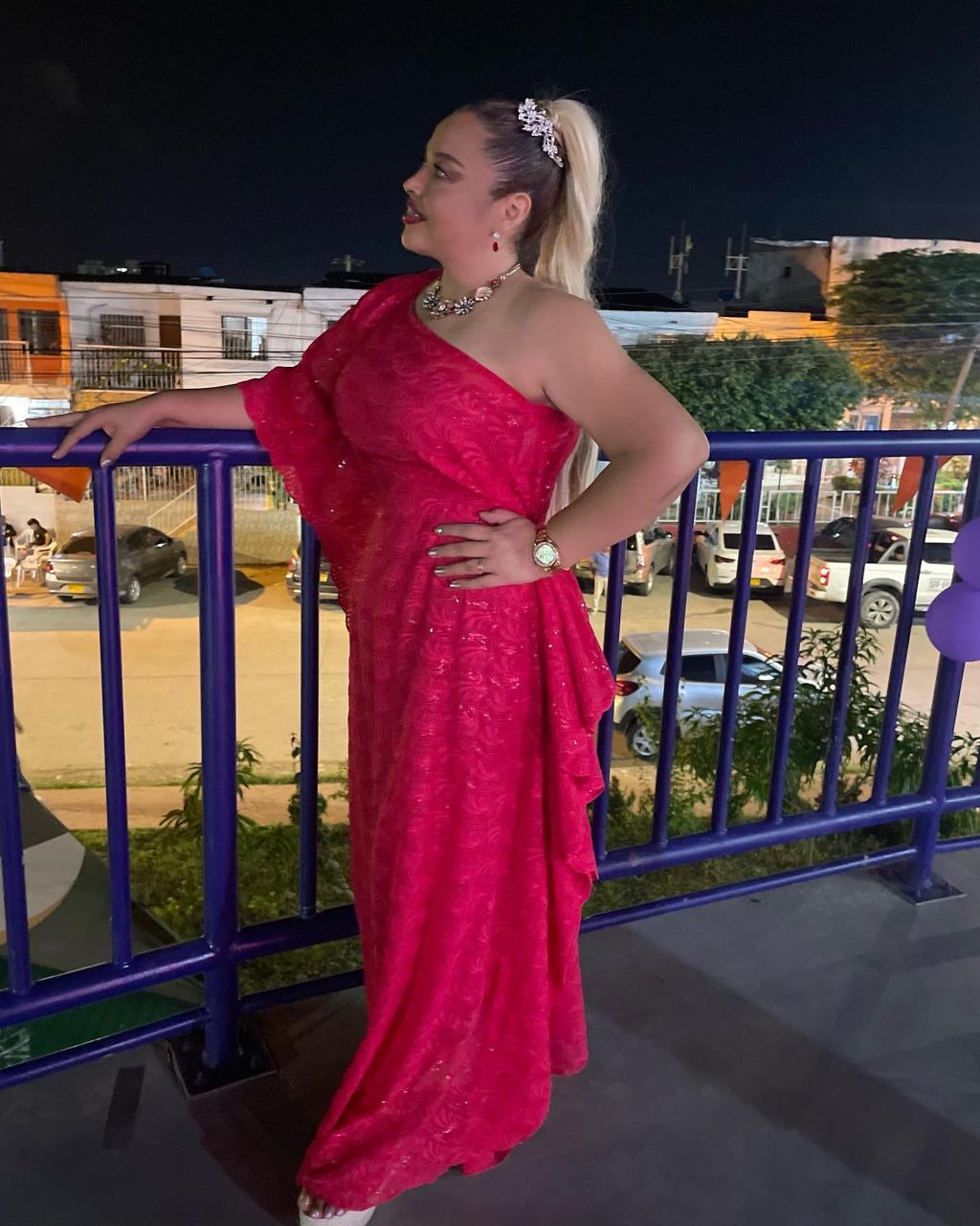 Yisell en presentación con su agrupación musical orquesta